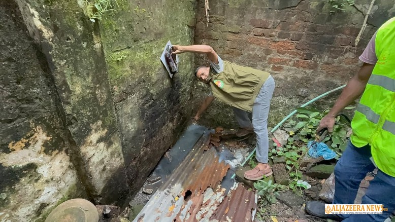 ‘মিউনিসিপ্যালিটি করবে, আমরা করবনি?’—এডিস নিধন অভিযানে স্বাস্থ্য কর্মকর্তার প্রশ্নে লালমাটিয়ার বাসিন্দার জবাব