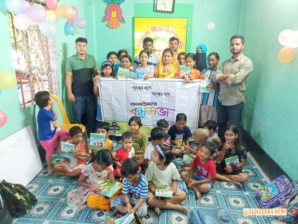 কুষ্টিয়ায় হরিজনপল্লির ৩৫ শিশুর হাতে বন্ধুসভার শিক্ষা উপকরণ ত