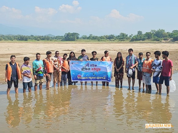 ডলুরায় চলতি নদীর প্লাস্টিক বর্জ্য অপসারণে সুনামগঞ্জ বন্ধুসভার পরিচ্ছন্নতা অভিযান