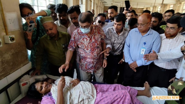 হাসপাতালে ওষুধ না পাওয়ার ক্ষোভ শুনে রোগীর হাতে টাকা তুলে দিলেন স্বাস্থ্যমন্ত্রী